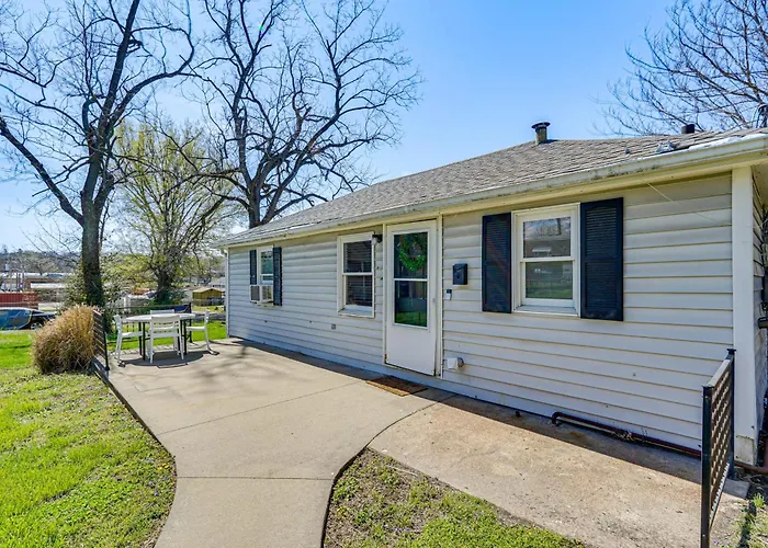 Jefferson City Bungalow: Hot Tub & Patio!