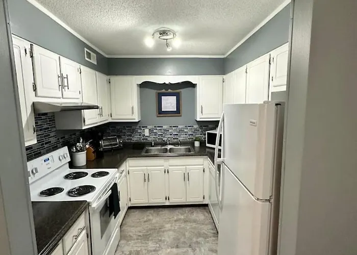 Pool - Free Parking - Workspace | 2Br/2Ba Near Atrium Health
