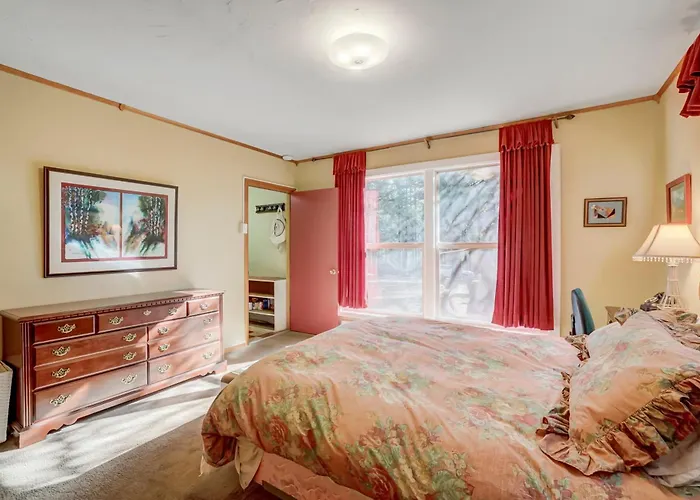 Spacious Classic Cabin Retreat- Near Lassen