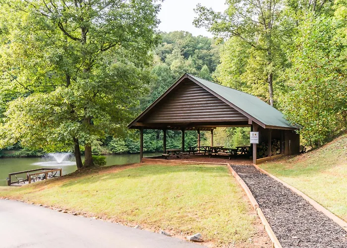 New! Lakeview Retreat - 3 Bed, Hot Tub, Ping-Pong