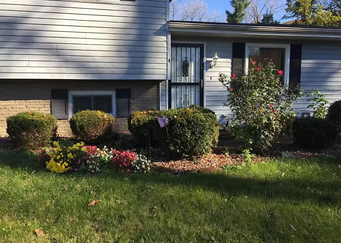 A Huge Sprawling House On A Large Lot -15 Minutes To St Louis