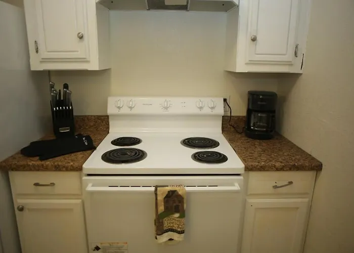 Conveniently Located Apartment Near The Fort Sill Entrance Gate!