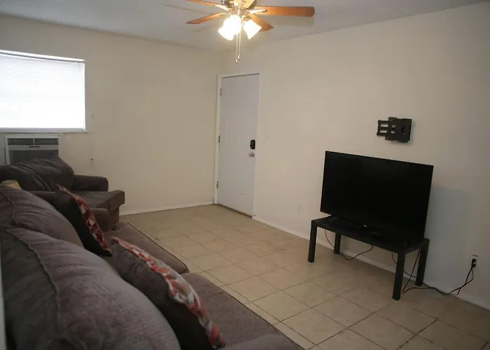 Conveniently Located Apartment Near The Fort Sill Entrance Gate!