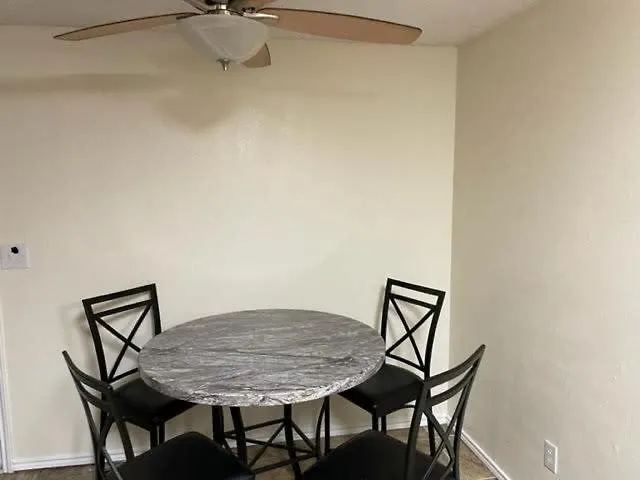 Comfortable Downstairs 2 Bed Next To Fort Sill
