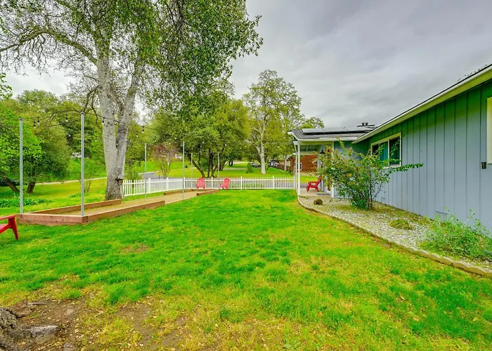 Walk To Dtwn! Dog-Friendly Oakhurst Gem W/ Yard