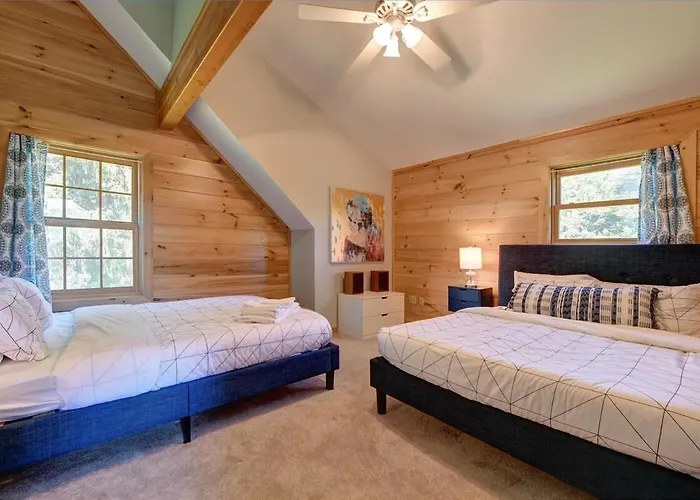 Great Barrington, Cabin Sleeps 14, Walk To Town