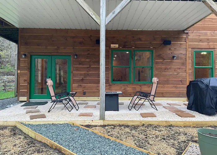 Creekside Getaway - King Bed - Full Kitchen
