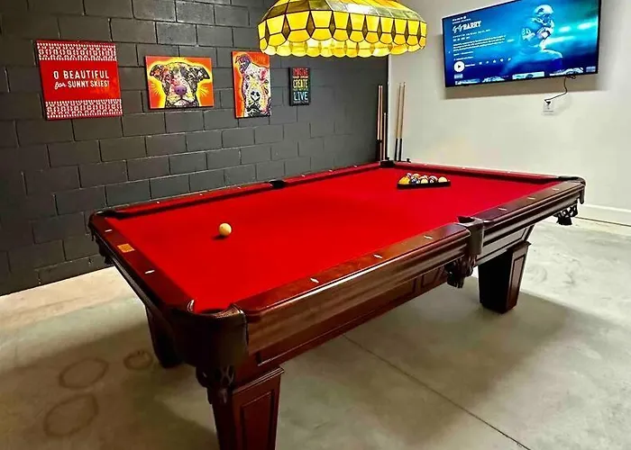 The Billiard Close To Downtown With Fenced Yard
