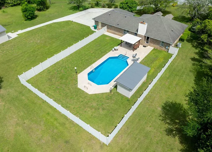 Perry Family Home On 2 Acres W/ Private Pool
