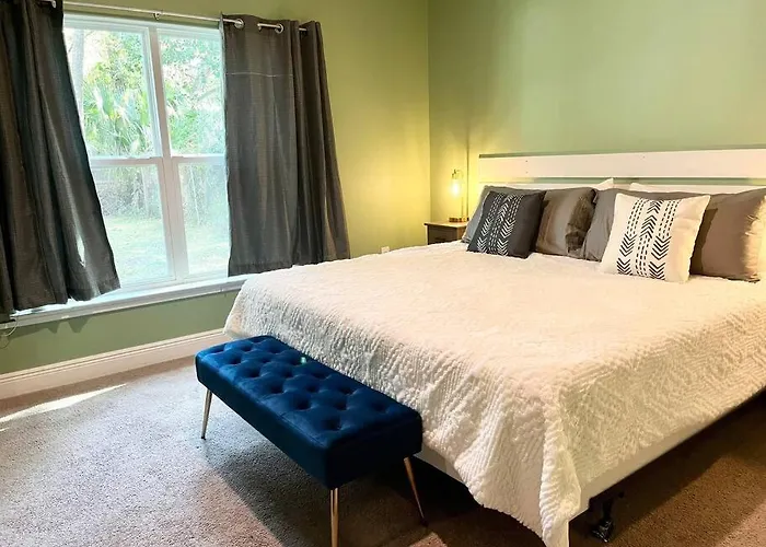 Sweet Stay With Fully Fenced Yard