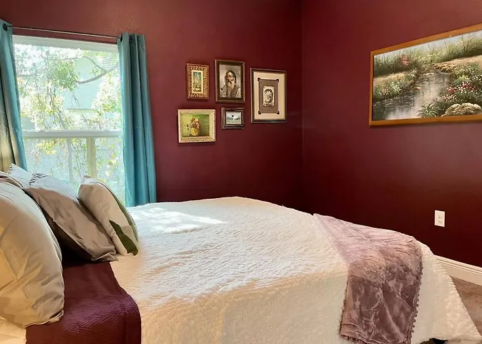 Sweet Stay With Fully Fenced Yard