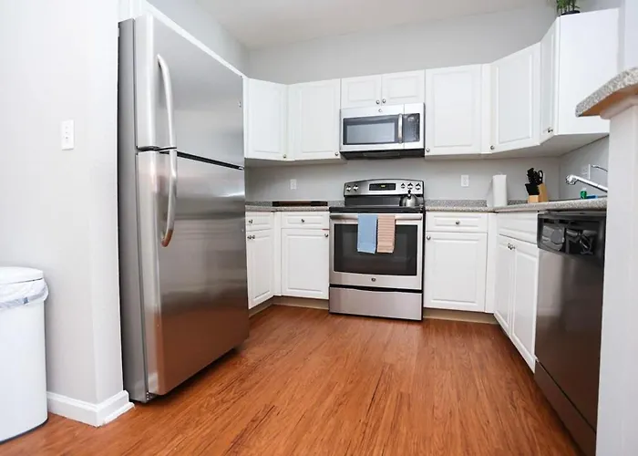 Comfortable Apartment With Pool Gym & Other Amenities #3304