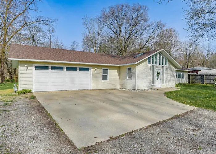 Benton Harbor Home W/ Fire Pit - 2 Mi To Beach!
