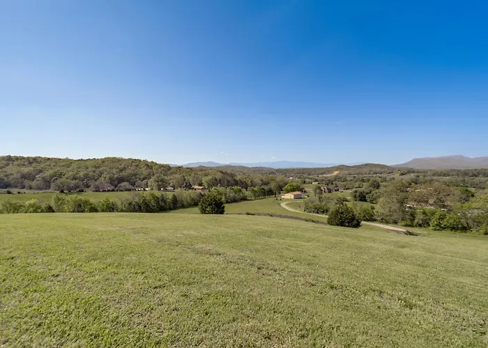 Panoramic Mtn Views: Spacious Tennessee Home!