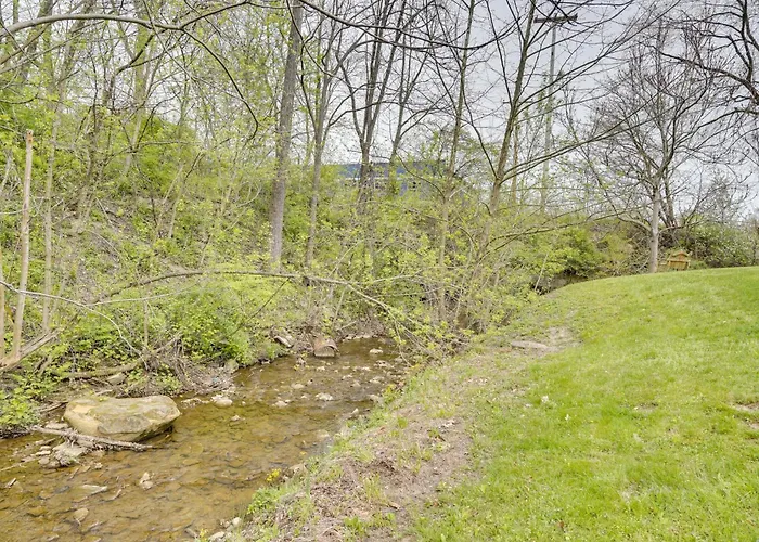 Serene Zanesville Getaway: Hot Tub, 2 Decks!