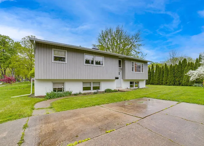 Modern Urbana Home: 2 Mi To University Of Illinois