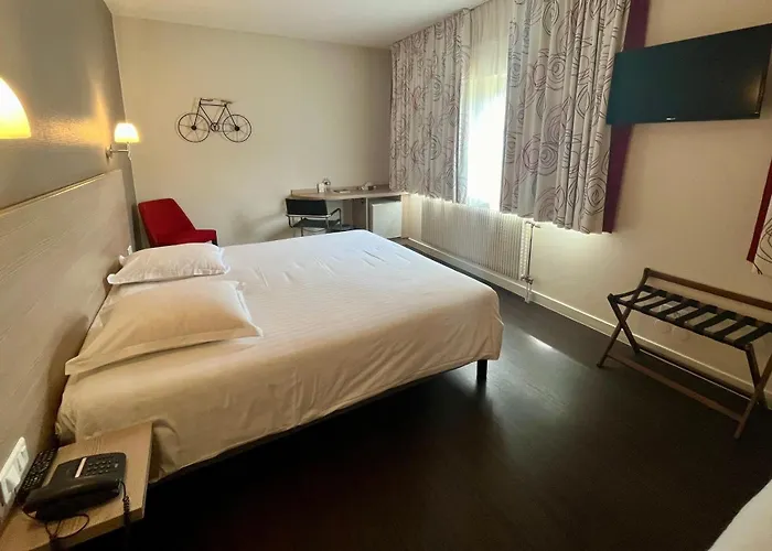 Logis Hotel Le Menestrel - Chambres Climatisees