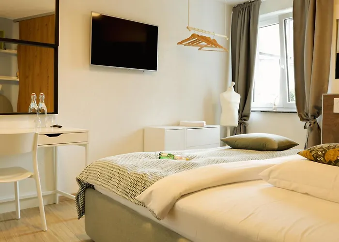 R & J Hotel