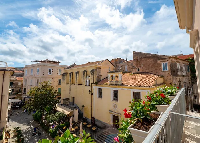La Divina - Free Parking -
