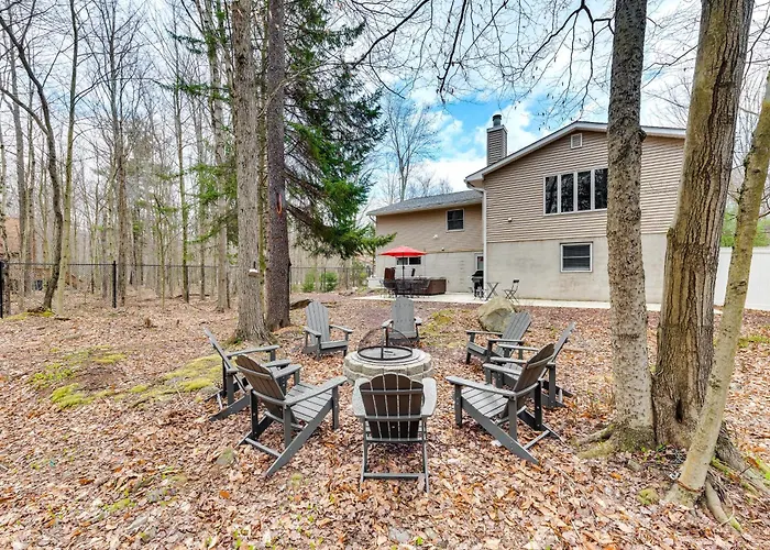 Pocono Lake House Hideaway: Hot Tub & Theater Room