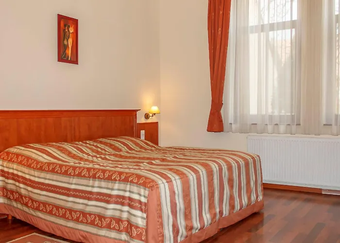 Pannon Hotel Maganparkoloval, With Private Parking Lot, Bejelentkezes 20 Oraig,Check-In Until 20 O'Clock