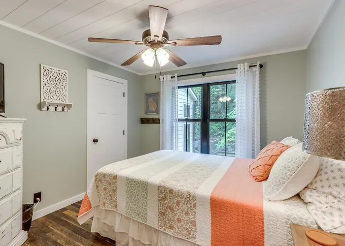 Deck & Fire Pit Bliss: Mountaintown Creek Cottage!