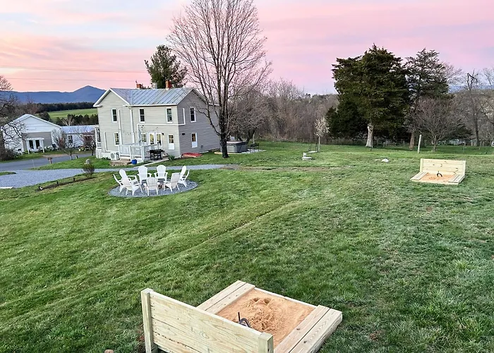 The Orchard, A Family Friendly Home- Hot Tub, Fire Pit, Yard Games