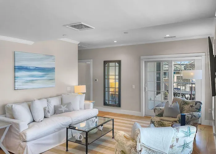 Tjs Tide: Prime Location Condo W/ Outdoor Deck