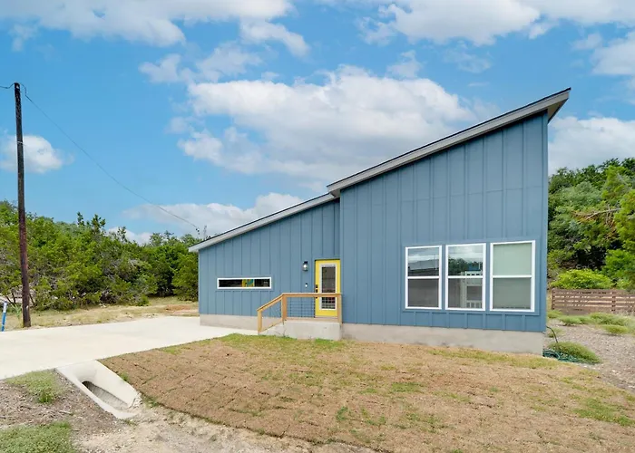 Canyon Lake Oasis: Backyard & Wraparound Deck!