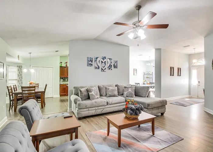 Crestview Family Home: Screened Porch & Games!