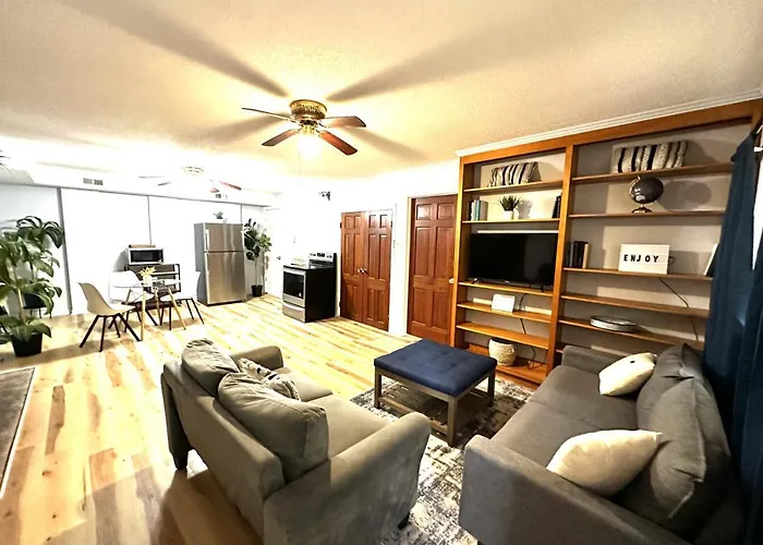 Private 1Br Mins To Downtown, Serene Backyard