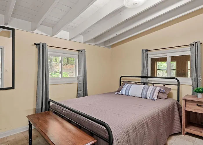 Harpers Ferry Cottage Hot Tub, Wifi, Dog-Friendly