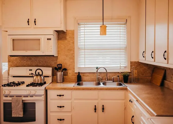 The Burrow-Cozy 3 Bdrm Hm - Free Parking