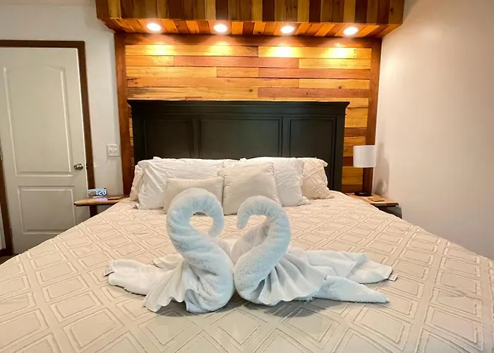 3 Bedroom In Hocking Hills W King Bed Logan Ohio