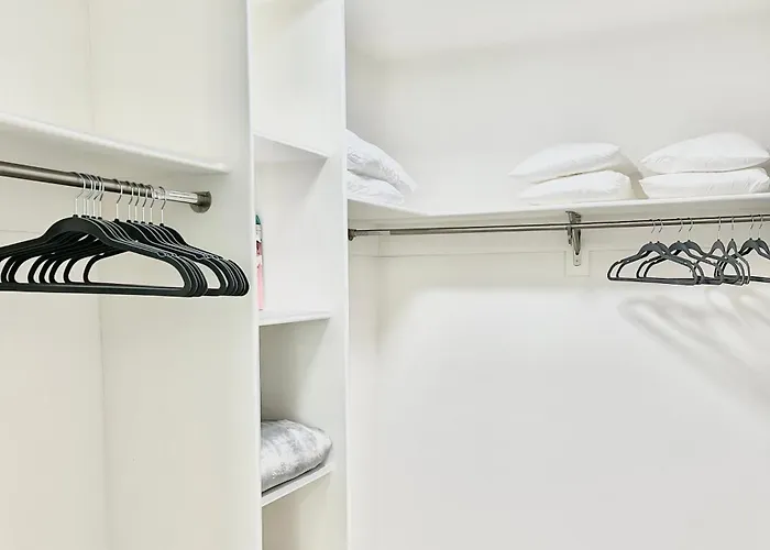 Luxury 2 Bed Apartment In Quincy