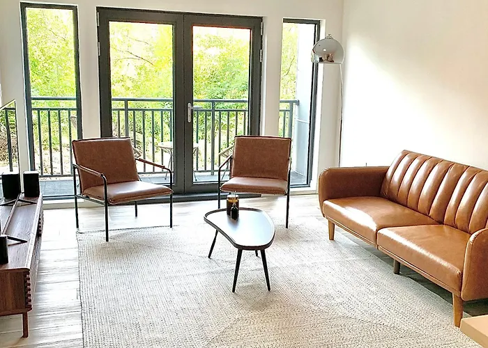 Luxury 2 Bed Apartment In Quincy