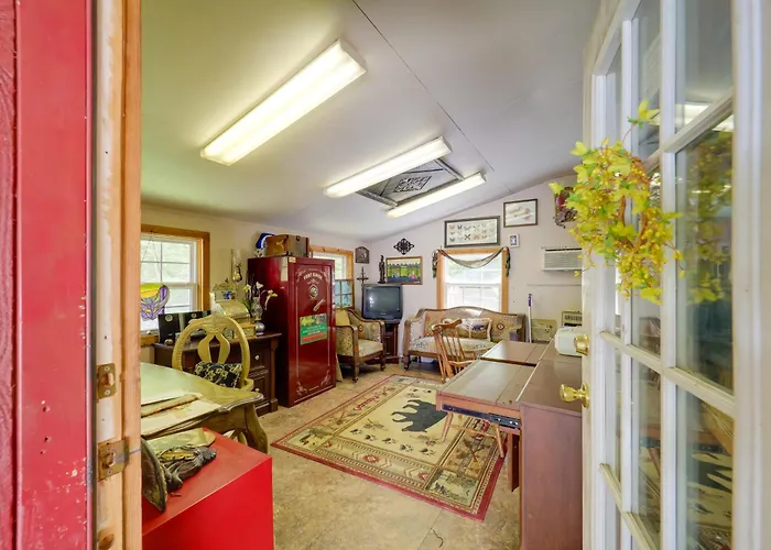 Hot Tub & Trail Access: 92-Acre Retreat In Marion!