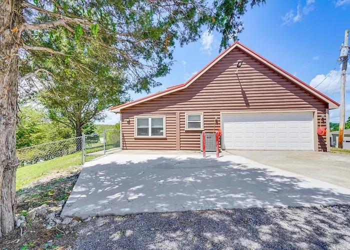 Boat Dock: Pet-Friendly Douglas Lake Getaway!