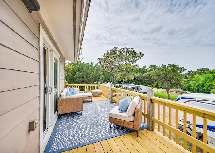 Pet-Friendly Buxton Home W/ Balcony, 2 Mi To Beach