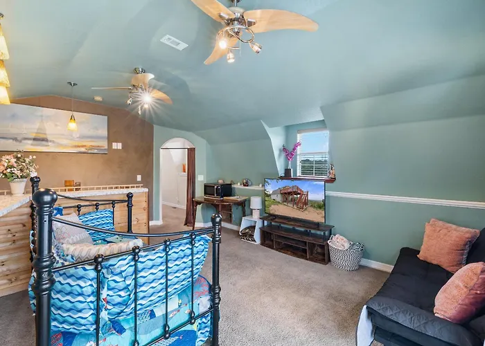 Hilltop Haven: Spacious 2BR Home with Jacuzzi, Scenic Views, and Pet-Friendly Acres