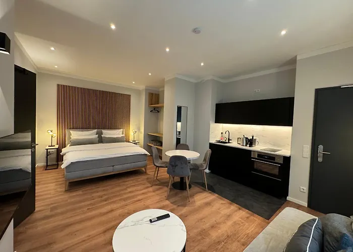 City-Studio im Innenhof mit Boxspring-Bett und Community-Raum
