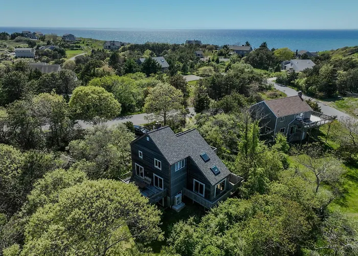 Walk To Beach W Roof-Level Deck