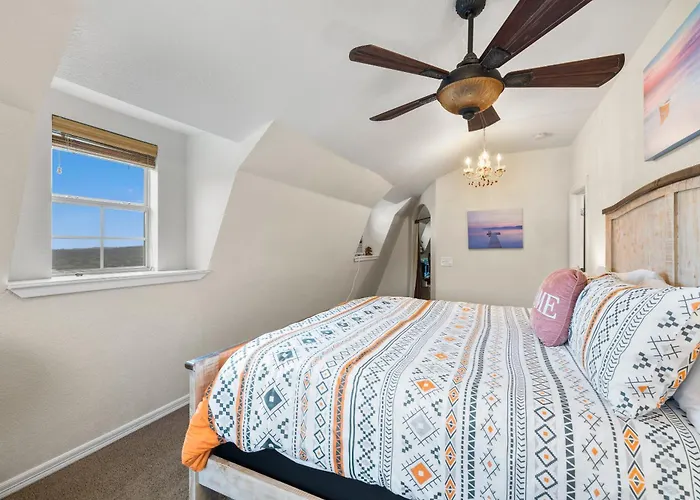 Hilltop Haven: Spacious 2BR Home with Jacuzzi, Scenic Views, and Pet-Friendly Acres
