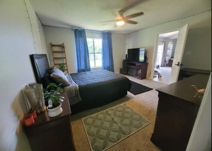 Bedroom Four Minutes From Beach
