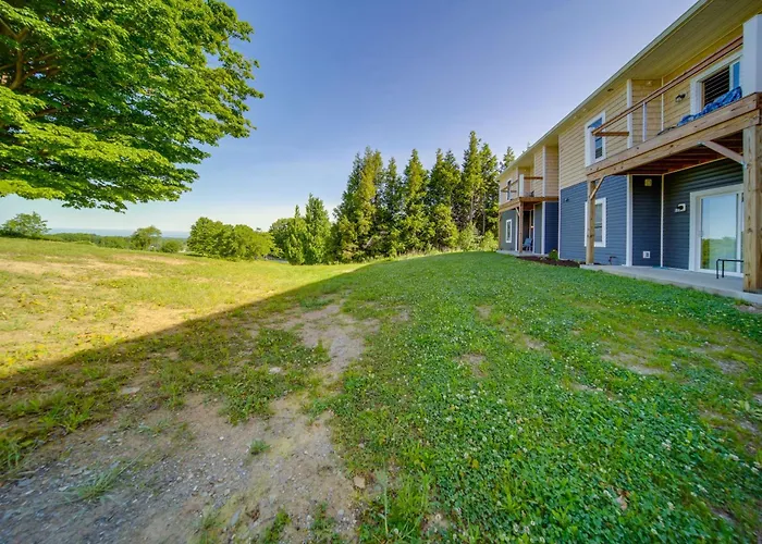 4 Mi To Lake: Golf-View Erie Condo W/ Porch