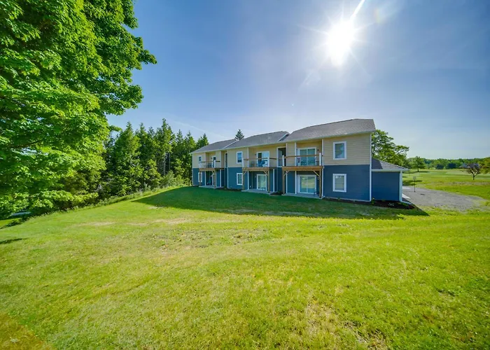 4 Mi To Lake: Golf-View Erie Condo W/ Porch