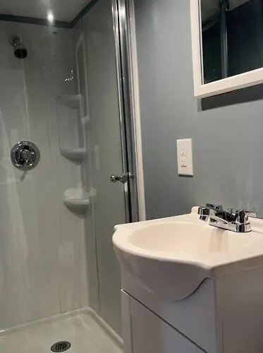 Charming 1 Bedroom Compact Cabin