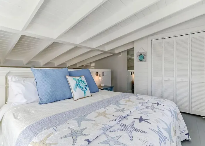 Turtle Loft - Charming Oceanfront Loft - Multiple Decks - Private Beach Access