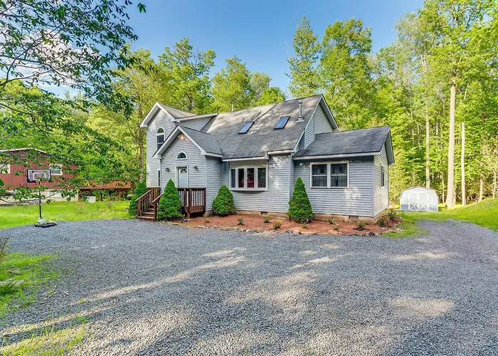 Private Hot Tub + Lake Access: Poconos Escape!