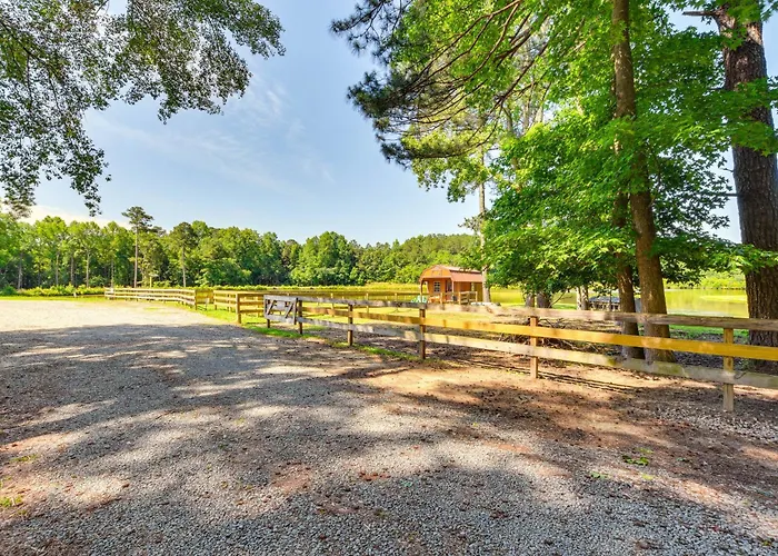 Lakeside Farm Sanctuary! 30-Acre Benson Retreat